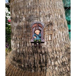 Garden Gnome Statue, Elf Out The Door Tree Hugger -5.9 Inch, Funny Garden Decor